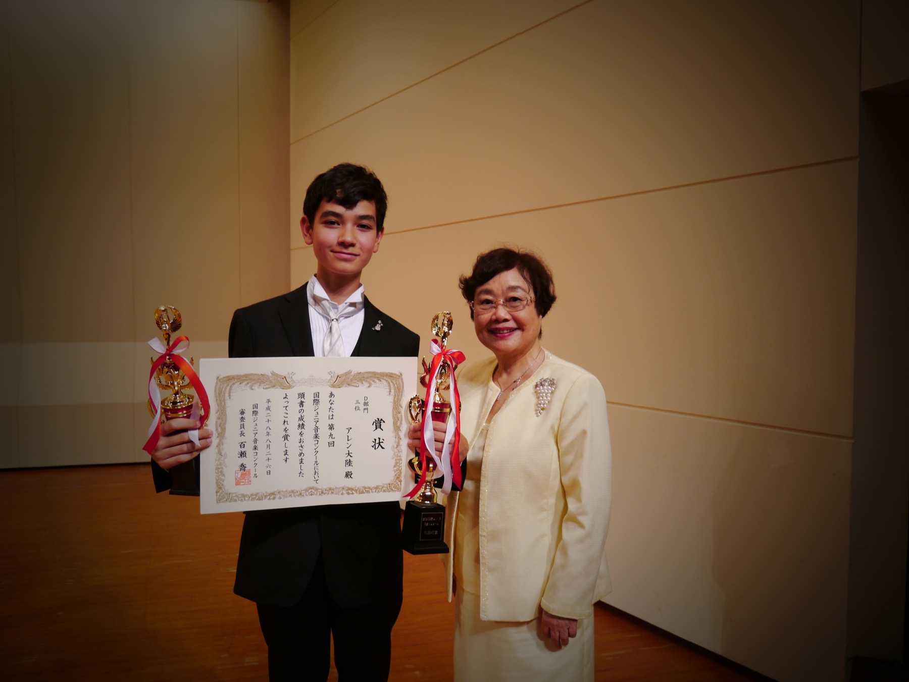 Student receiving competition award
